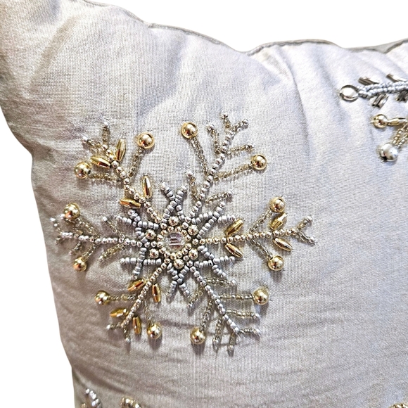 Silky Snowflake Throw Pillow Silver Gold Beaded 16"x16" Made In India Holiday - Picture 7 of 11